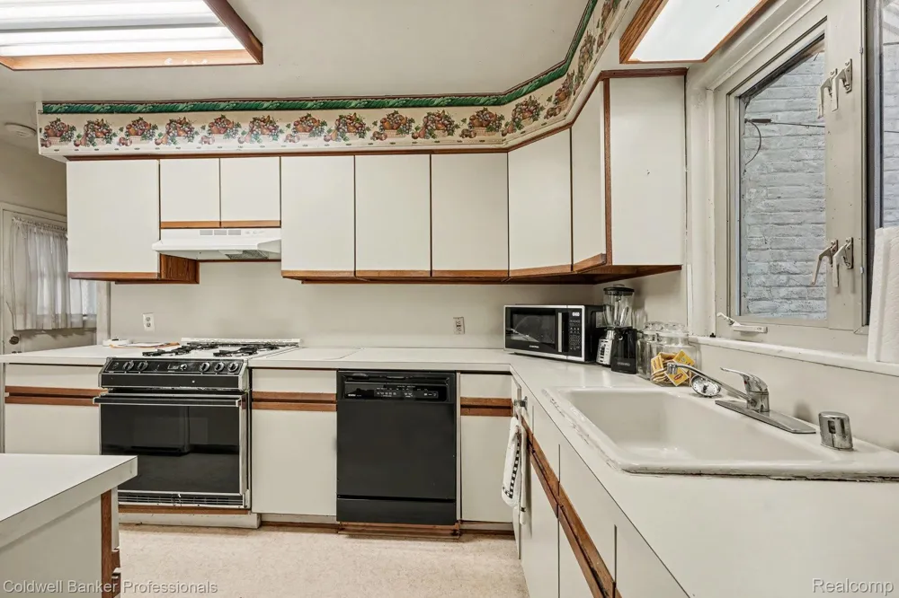 16 Hawthorne Road Village Of Grosse Pointe Shores City, MI 48236