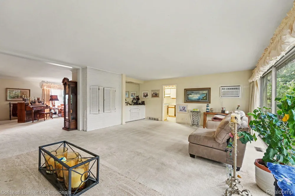 16 Hawthorne Road Village Of Grosse Pointe Shores City, MI 48236