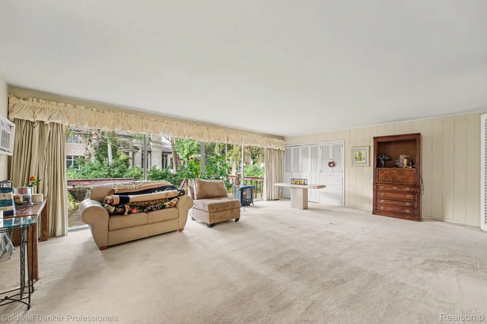 16 Hawthorne Road Village Of Grosse Pointe Shores City, MI 48236