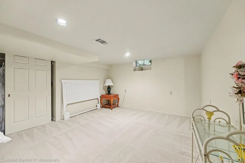 16 Hawthorne Road Village Of Grosse Pointe Shores City, MI 48236