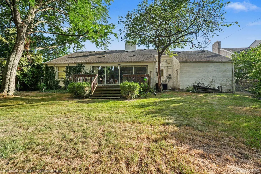 16 Hawthorne Road Village Of Grosse Pointe Shores City, MI 48236