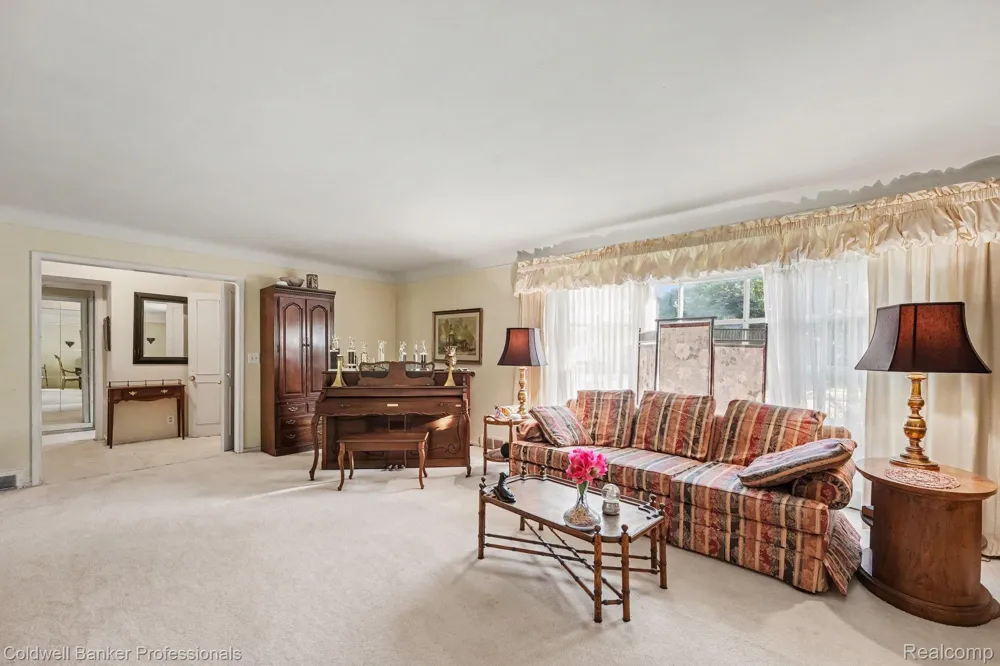 16 Hawthorne Road Village Of Grosse Pointe Shores City, MI 48236