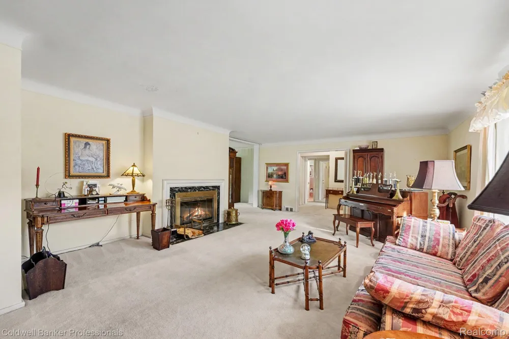 16 Hawthorne Road Village Of Grosse Pointe Shores City, MI 48236