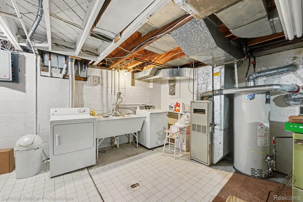 16 Hawthorne Road Village Of Grosse Pointe Shores City, MI 48236