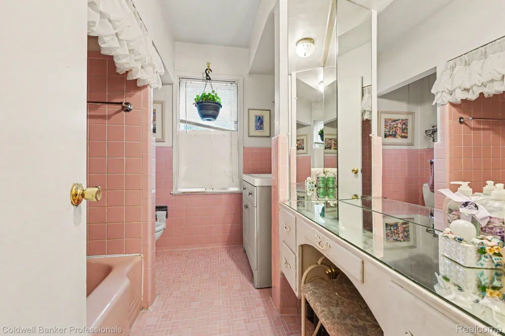 16 Hawthorne Road Village Of Grosse Pointe Shores City, MI 48236