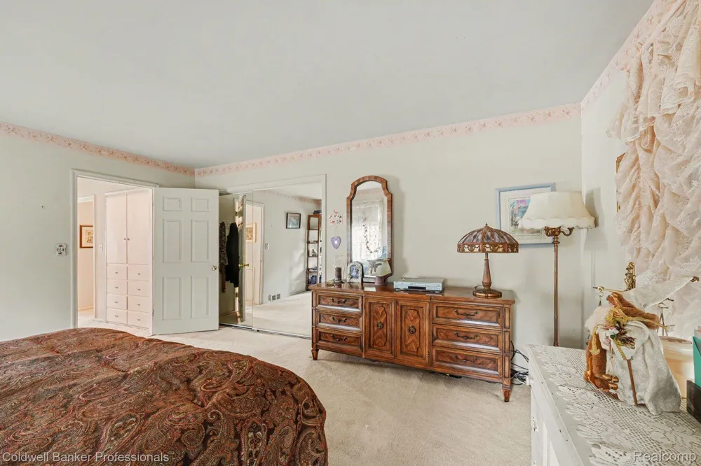 16 Hawthorne Road Village Of Grosse Pointe Shores City, MI 48236