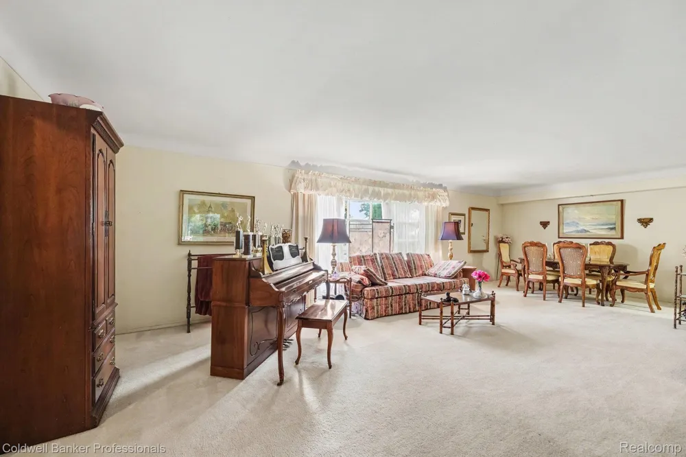 16 Hawthorne Road Village Of Grosse Pointe Shores City, MI 48236