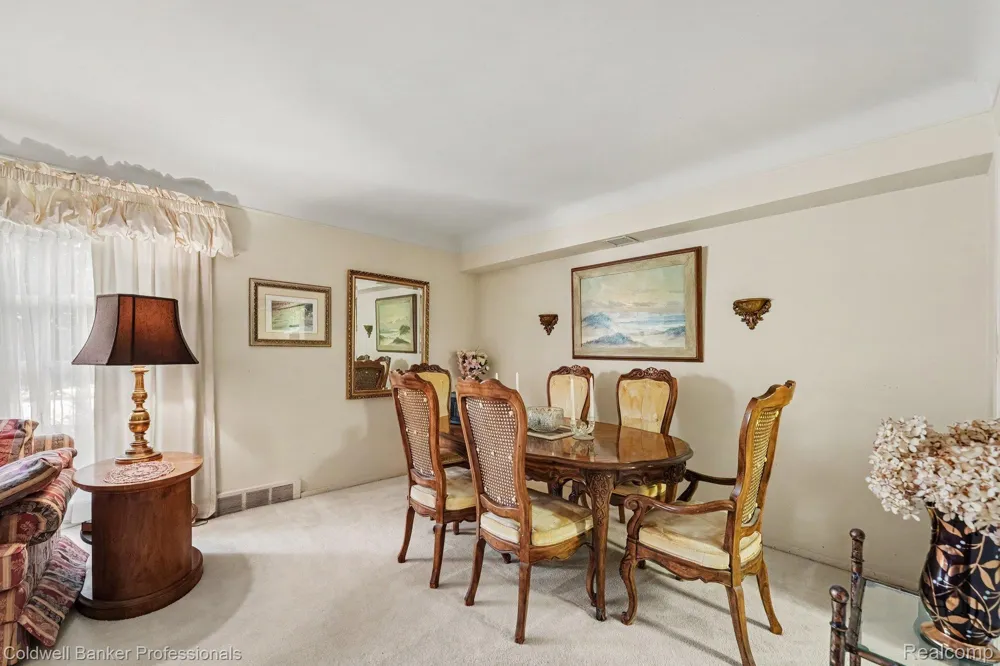 16 Hawthorne Road Village Of Grosse Pointe Shores City, MI 48236