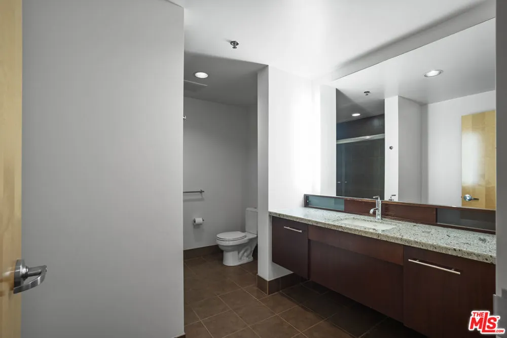 1111 S Grand Avenue #607 Los Angeles, CA 90015
