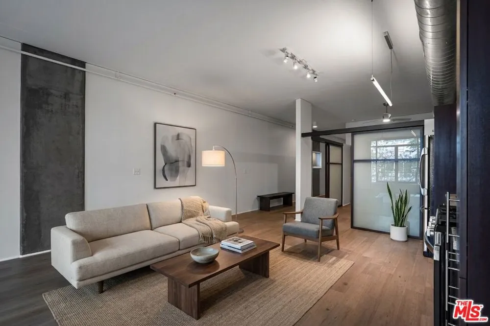 1111 S Grand Avenue #607 Los Angeles, CA 90015