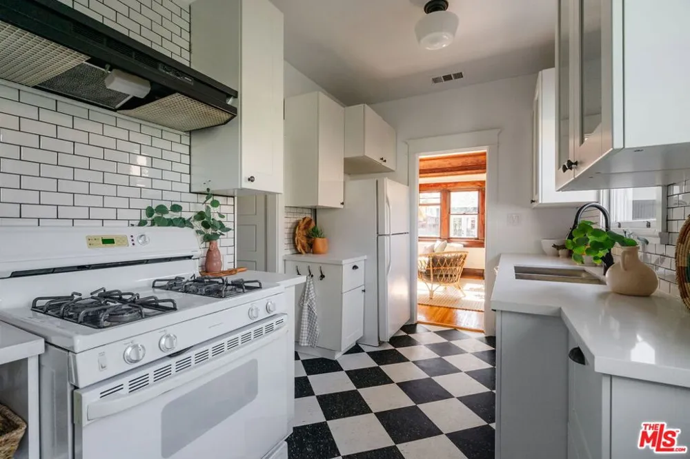 3026 6th Avenue Los Angeles, CA 90018