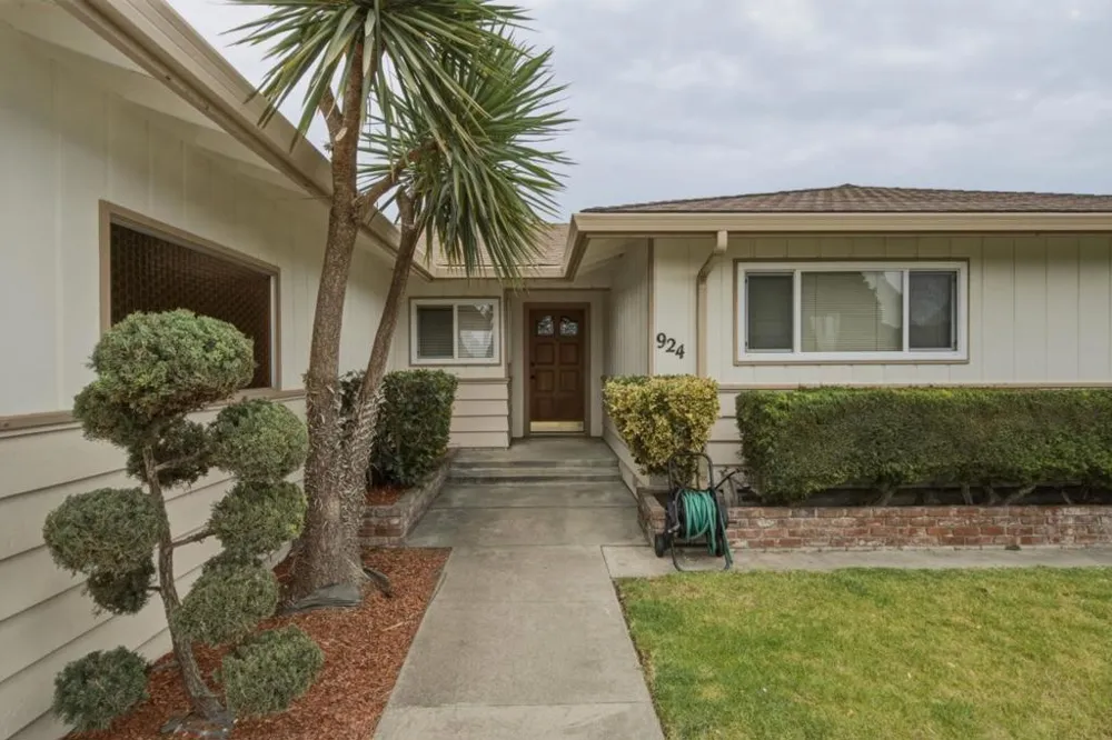 924 San Vincente Avenue Salinas, CA 93901