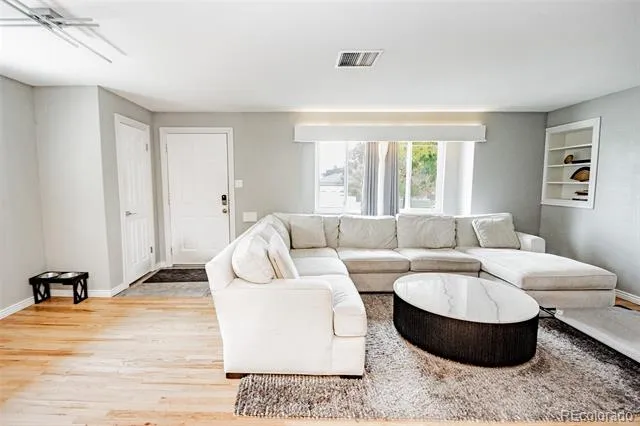 2569 E Cresthill Avenue Centennial, CO 80121