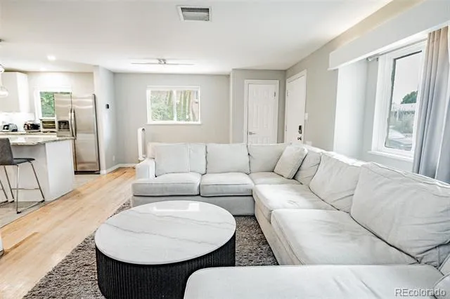 2569 E Cresthill Avenue Centennial, CO 80121