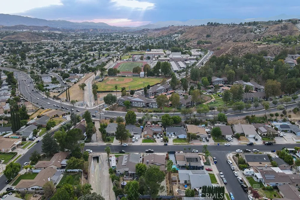 27976 Foxlane Canyon Country, CA 91351