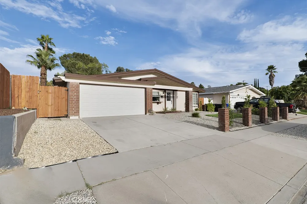 27976 Foxlane Canyon Country, CA 91351