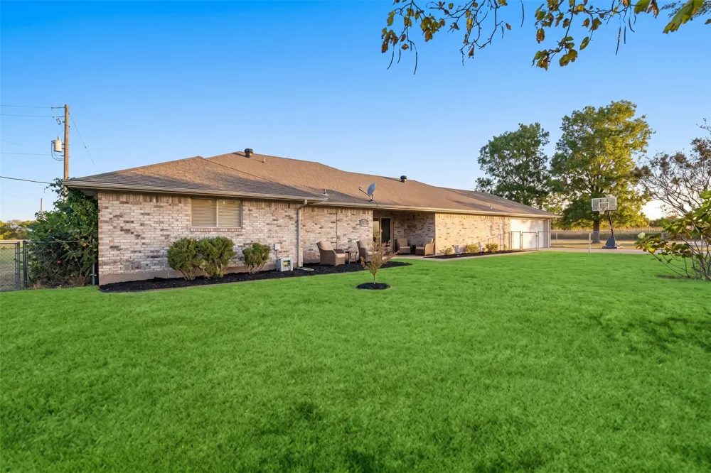 10492 US Highway 69 Whitewright, TX 75491