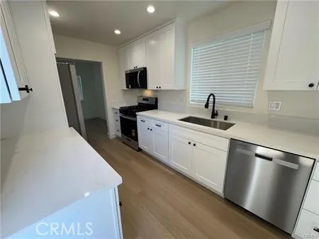 6837 Oak Park Avenue Lake Balboa, CA 91406
