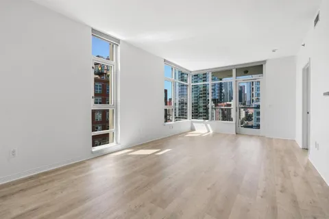 427 9th Ave. #806