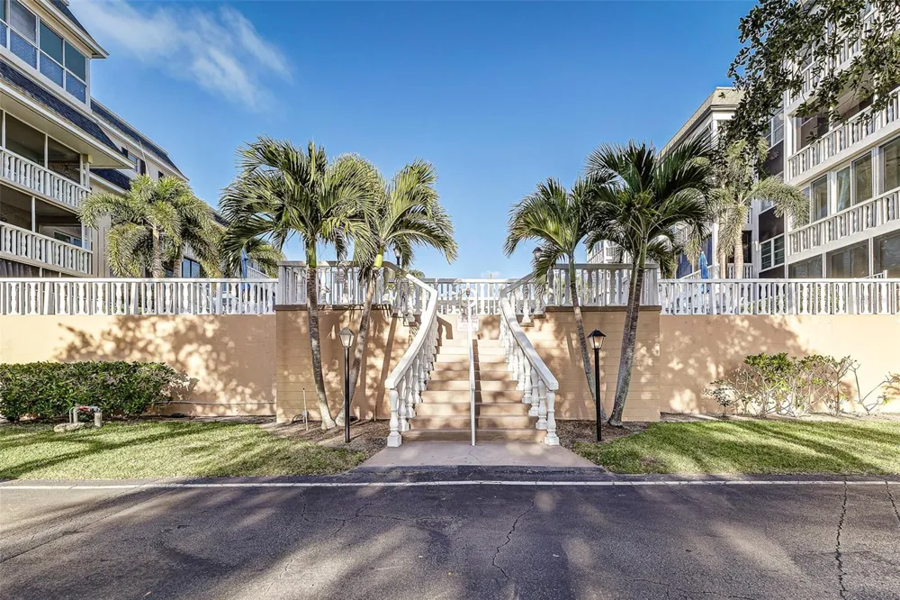 131 BLUFF VIEW DRIVE #104 Belleair Bluffs, FL 33770