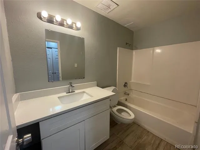 1590 clinton #6 Aurora, CO 80010