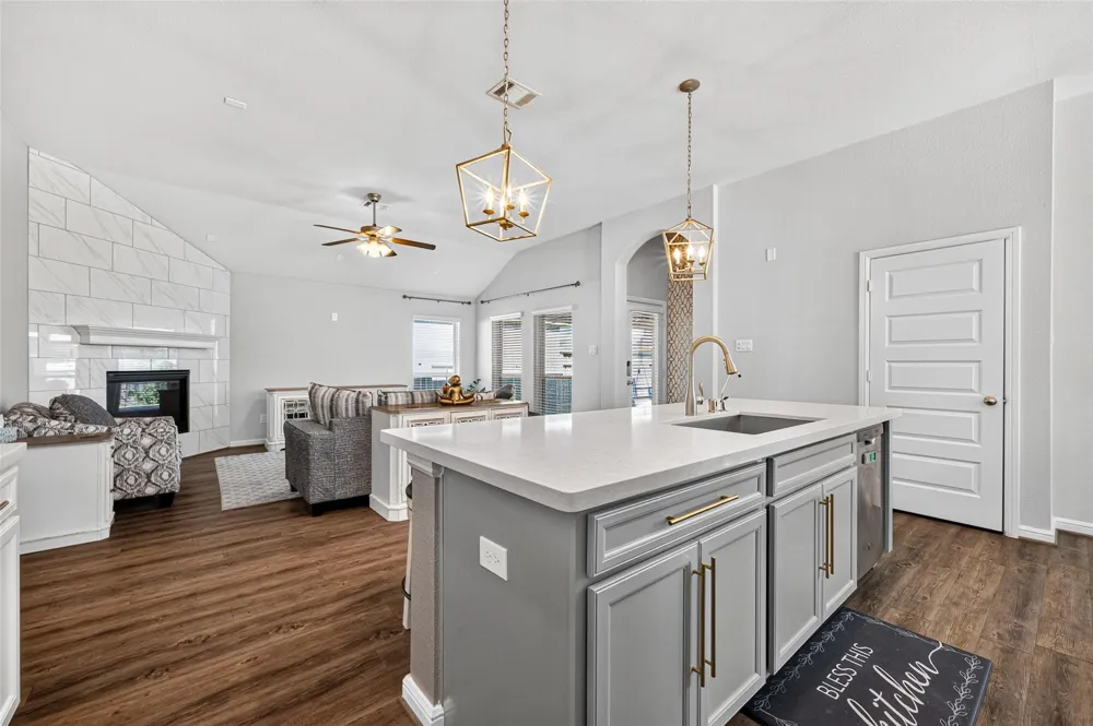 4822 La Piedra League City, TX 77573
