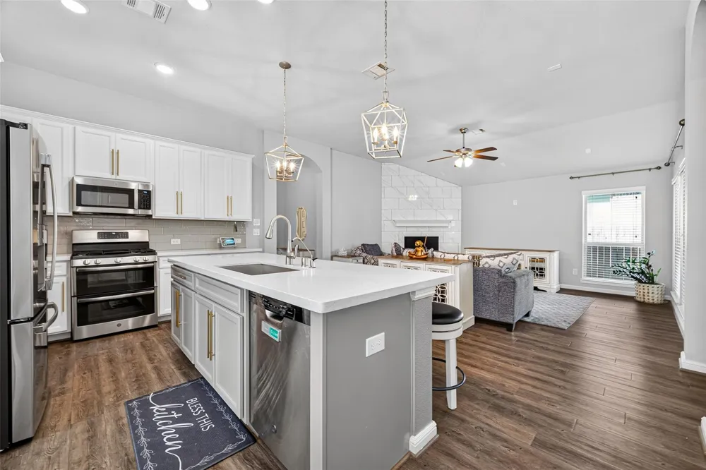 4822 La Piedra League City, TX 77573