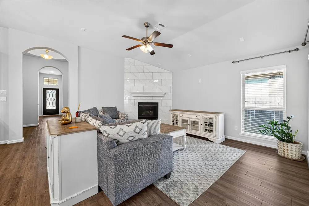 4822 La Piedra League City, TX 77573