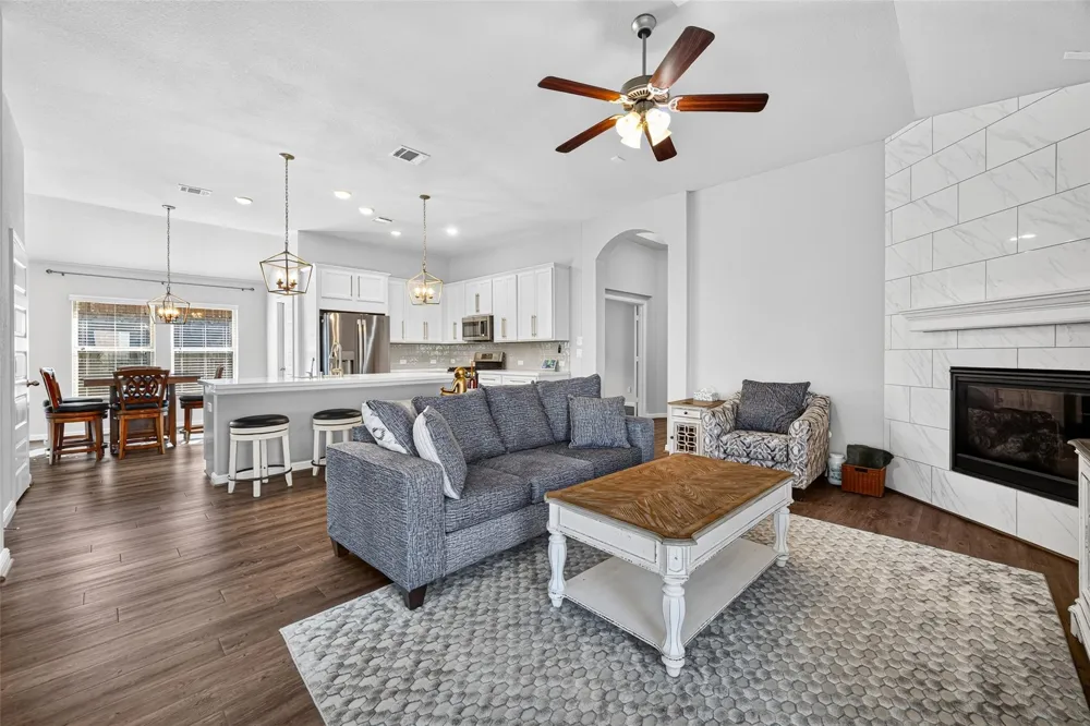 4822 La Piedra League City, TX 77573