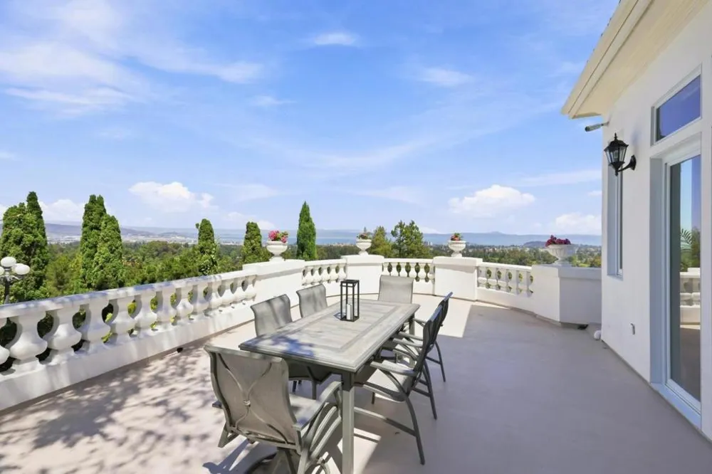 150 New Place Road Hillsborough, CA 94010