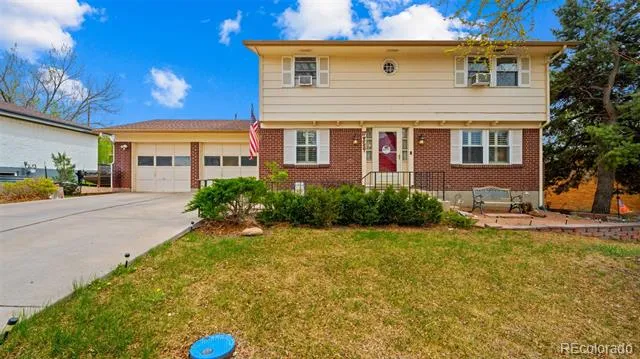 17 Clover Circle Colorado Springs, CO 80906