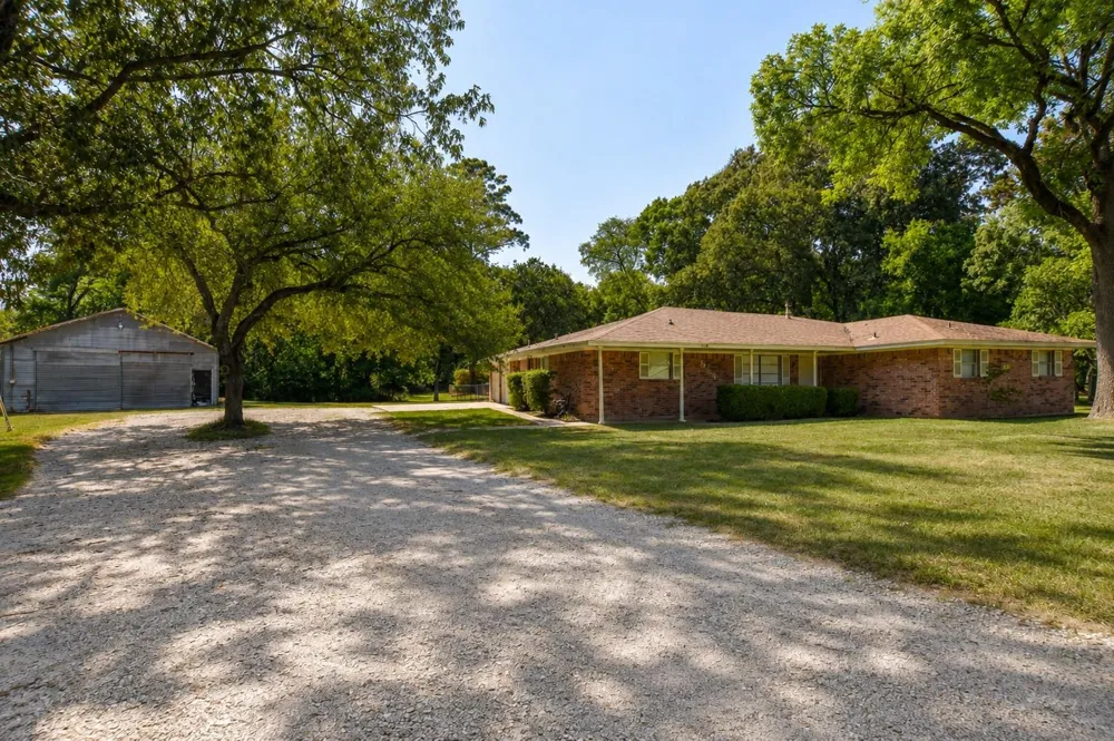 5723 Fm 2100 Road Crosby, TX 77532