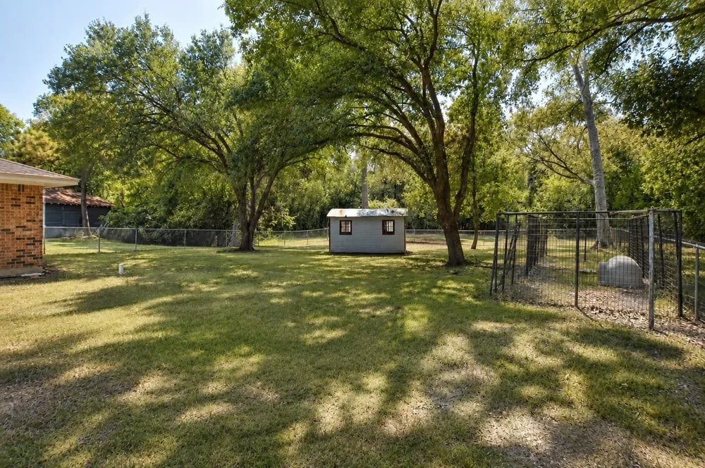 5723 Fm 2100 Road Crosby, TX 77532
