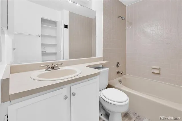 908 S Walden Way #206 Aurora, CO 80017