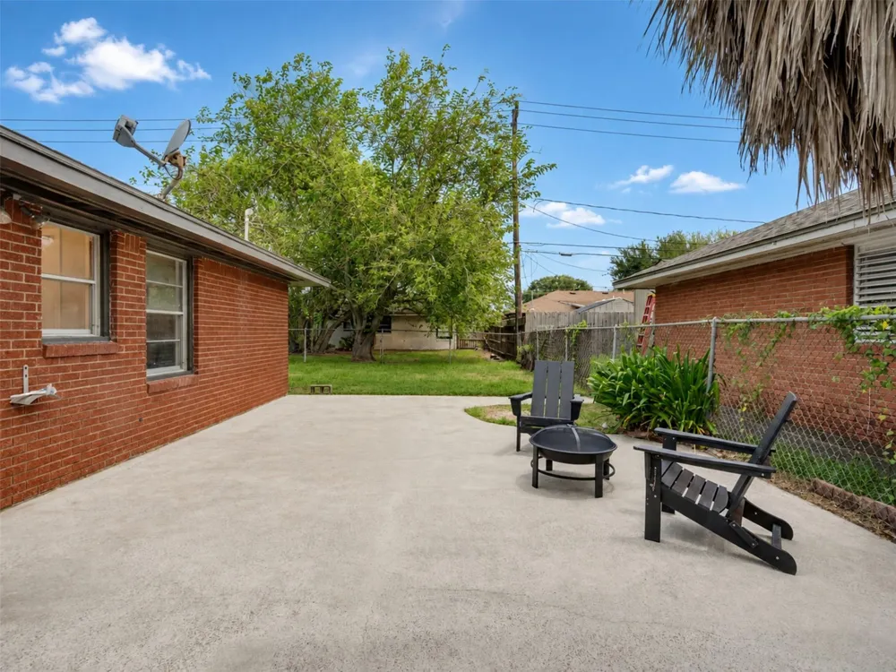 6614 Golf Crest Drive Galveston, TX 77551