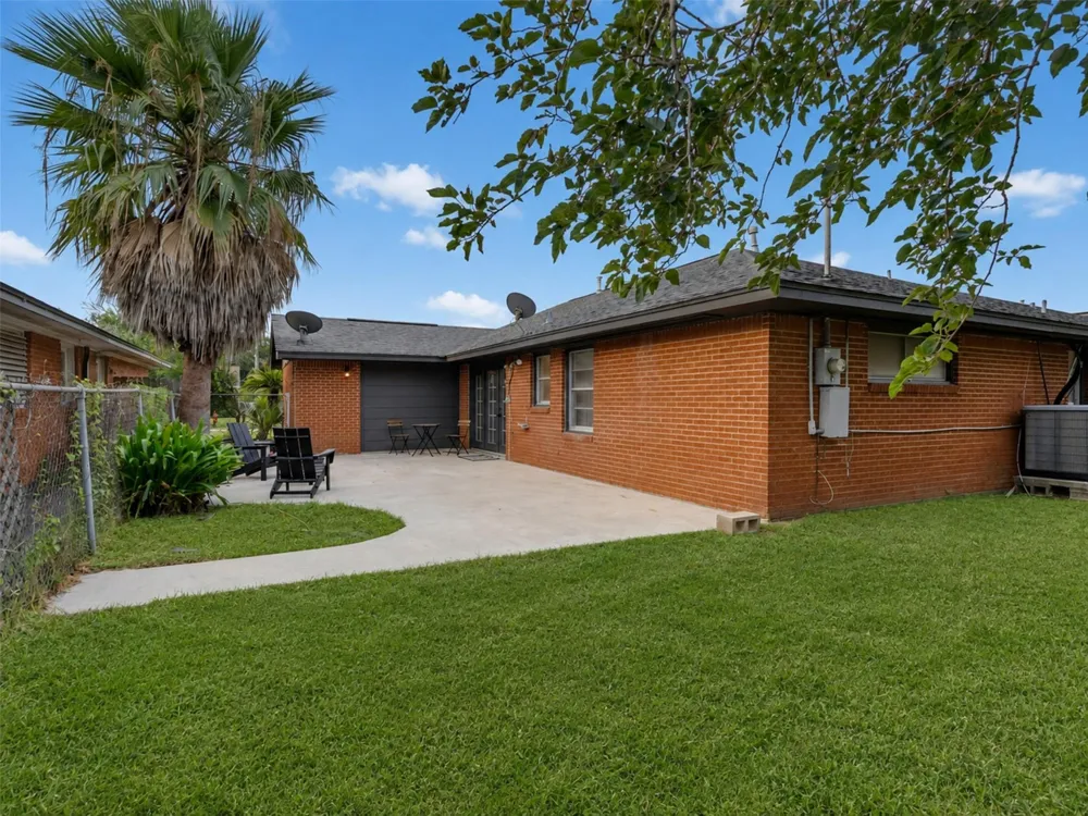 6614 Golf Crest Drive Galveston, TX 77551