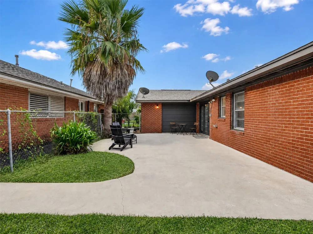 6614 Golf Crest Drive Galveston, TX 77551