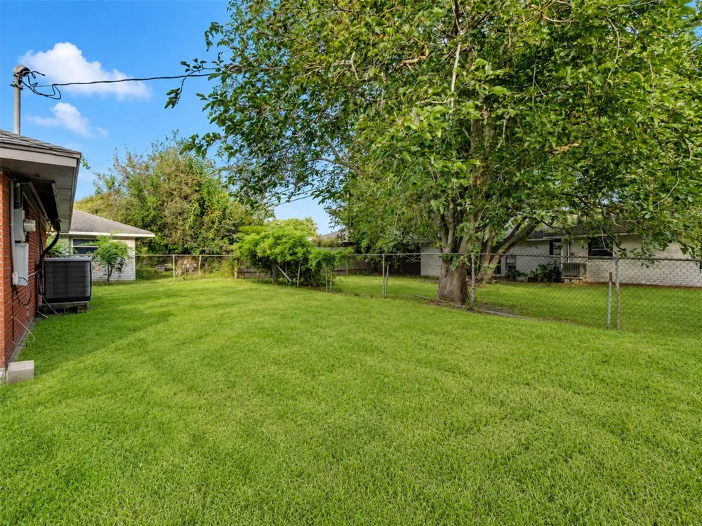 6614 Golf Crest Drive Galveston, TX 77551
