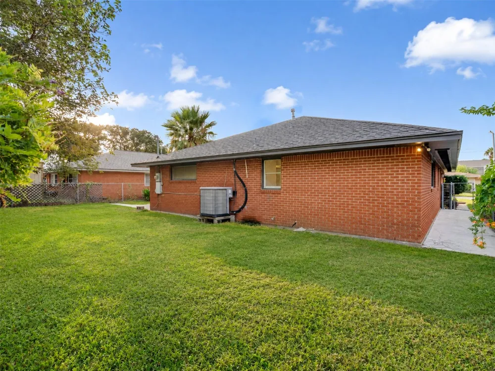 6614 Golf Crest Drive Galveston, TX 77551