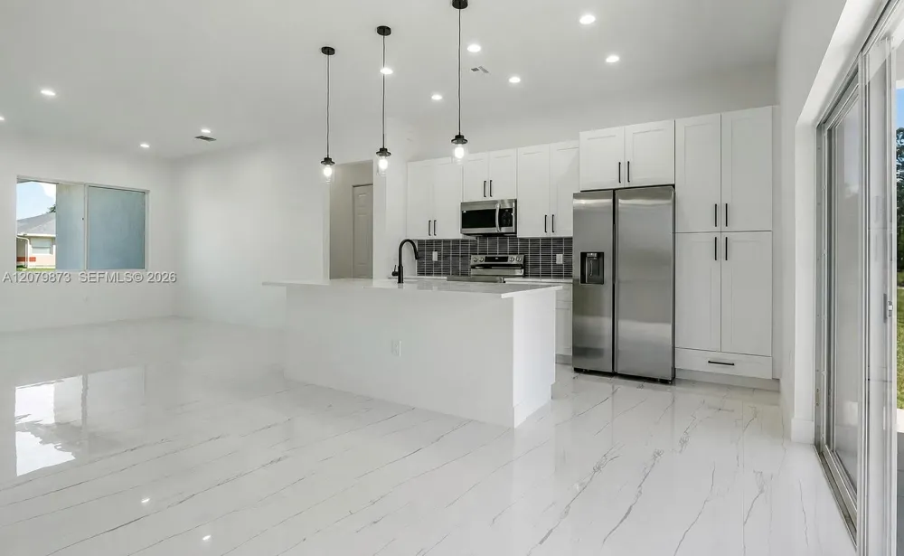 1036 CAPETOWN Lehigh Acres, FL 33974