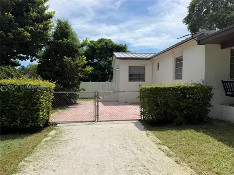 2725 SW 82 Avenue #A