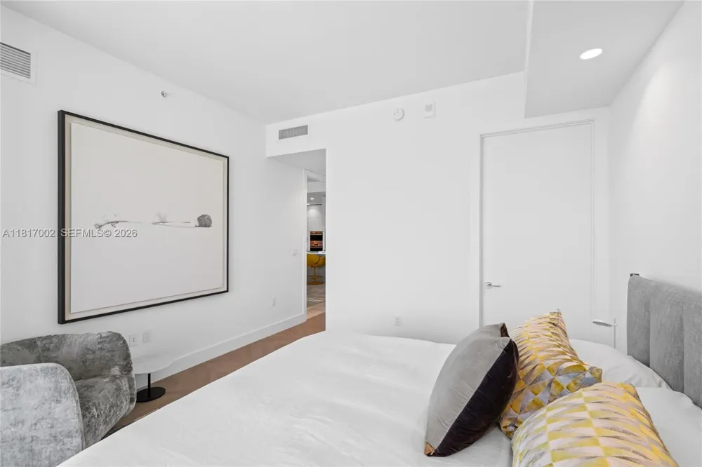 5775 Collins Ave #1602 Miami Beach, FL 33140