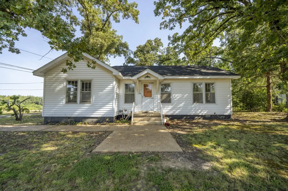 340 OAK ST Savannah, TN 38372