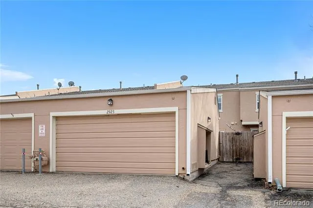 2925 S Vaughn Way Aurora, CO 80014