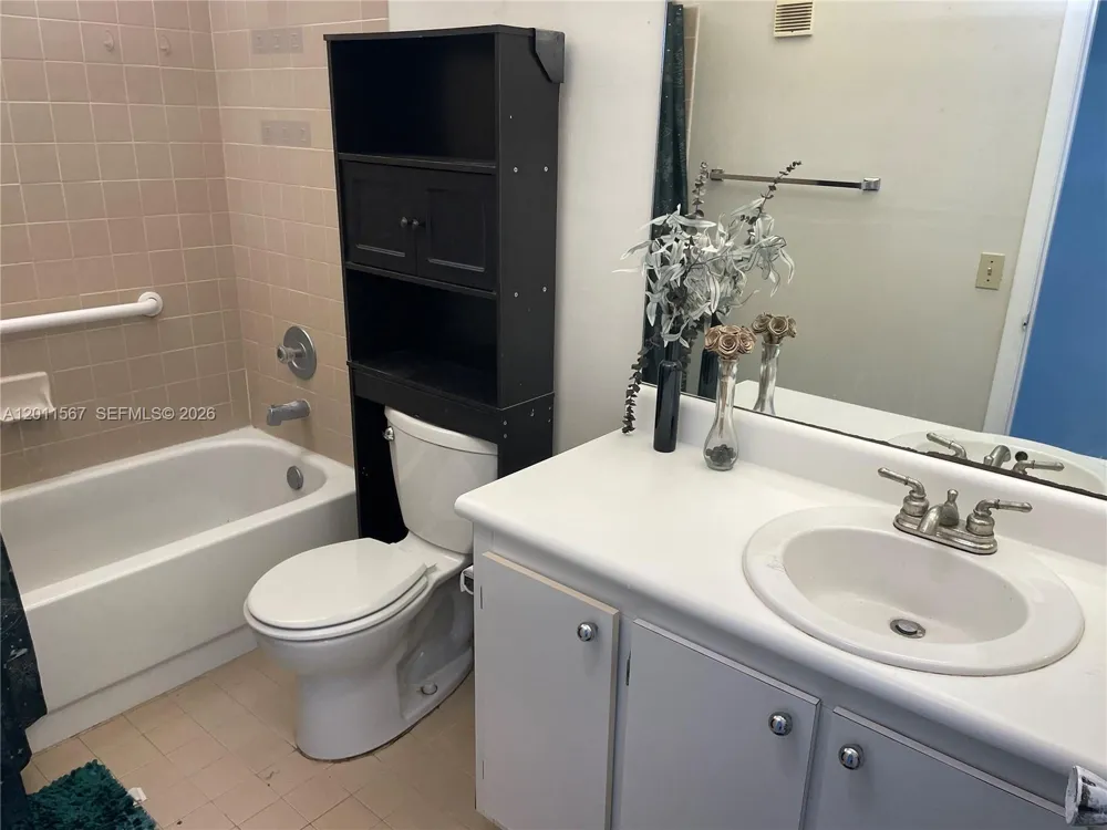 911 NE 199th St #102-14 Miami, FL 33179