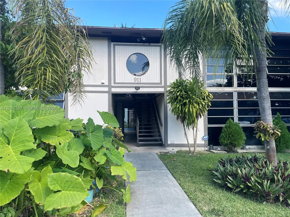 911 NE 199th St #102-14 Miami, FL 33179