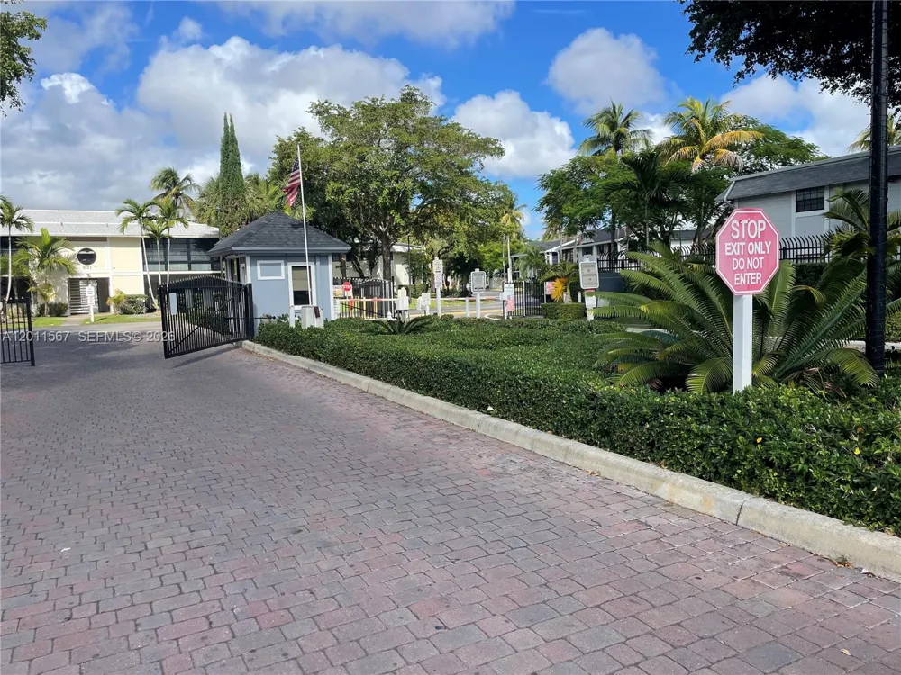 911 NE 199th St #102-14 Miami, FL 33179