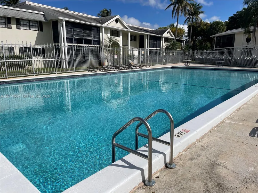 911 NE 199th St #102-14 Miami, FL 33179