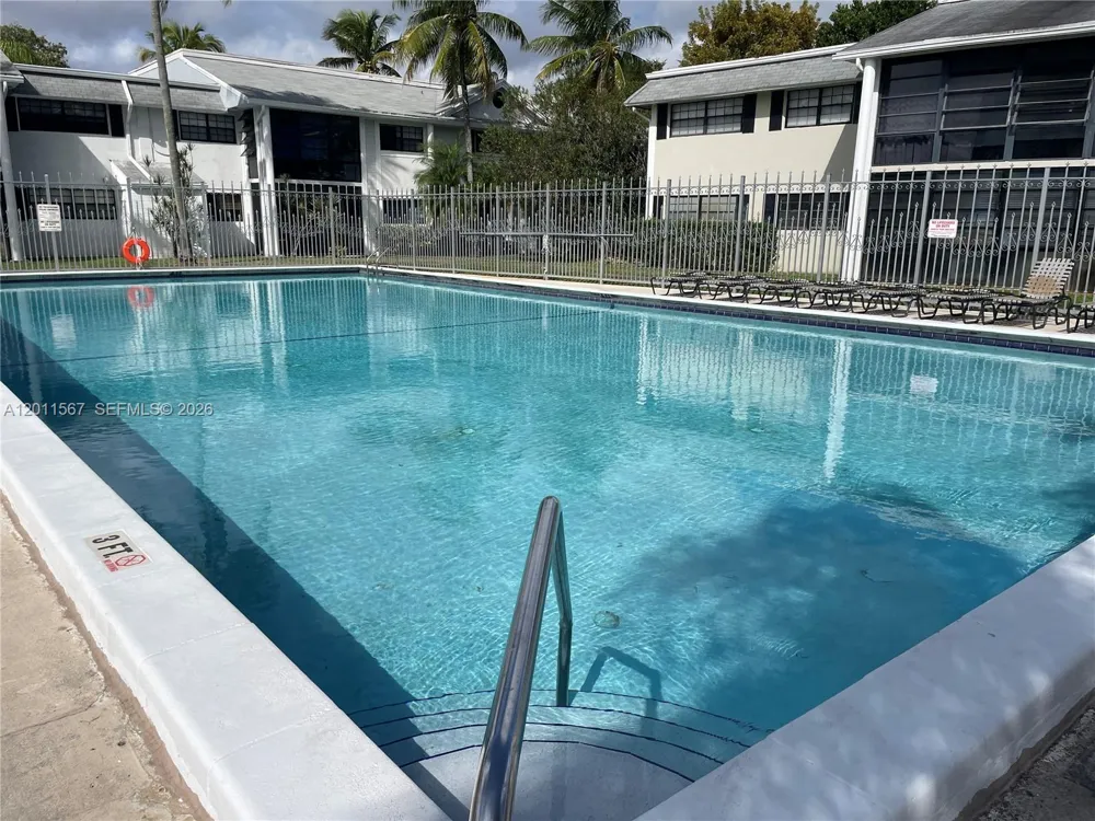 911 NE 199th St #102-14 Miami, FL 33179