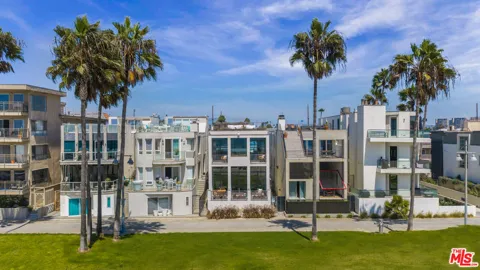 2311 Ocean Front Walk